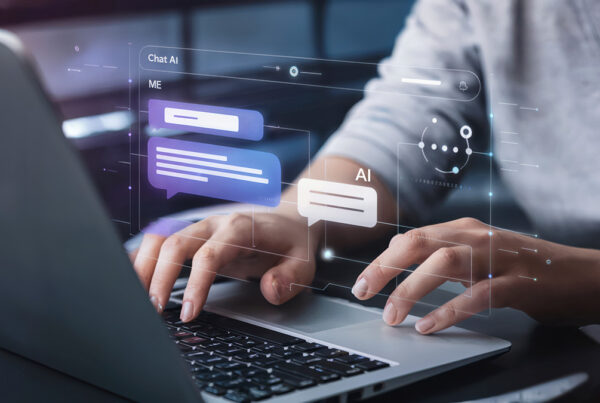Person interagiert an einem Computer mit einer Chat KI
