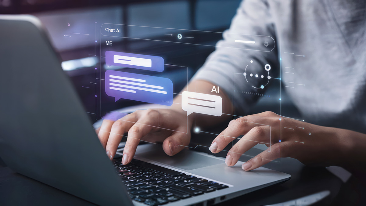 Person interagiert an einem Computer mit einer Chat KI