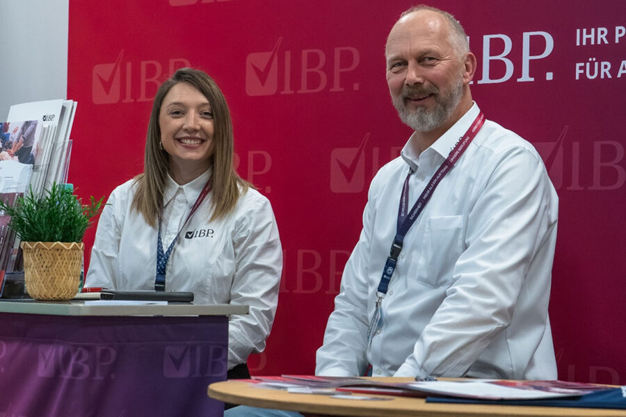 IBP Mitarbeiterin und Mitarbeiter auf der Baumesse Chemnitz